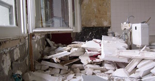 Демонтаж хрущевки в Морозовске - удаление старых полов и стен по выгодной цене от 1745 рублей.